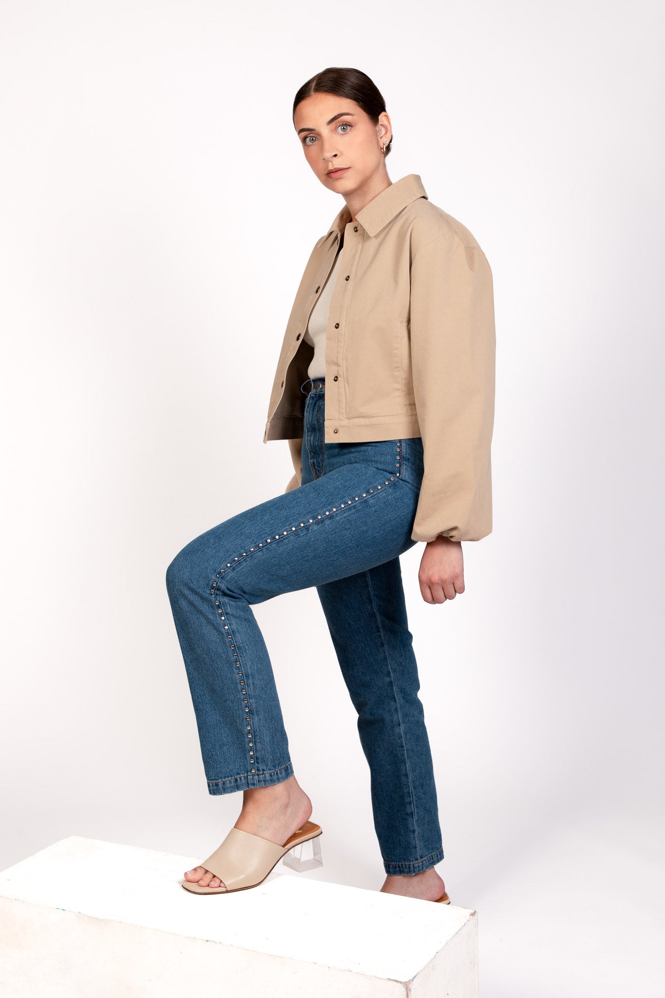 Veste Ivy beige à boutons pression dorés portée avec le jean Pat droit à clous, look féminin signé DILAA. 