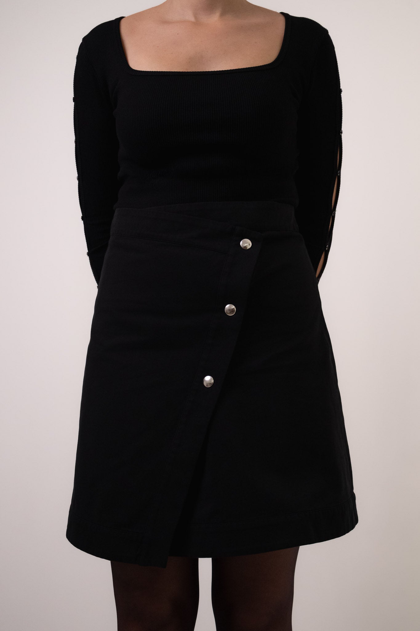 Zooom sur la jupe portefeuille MIA noire