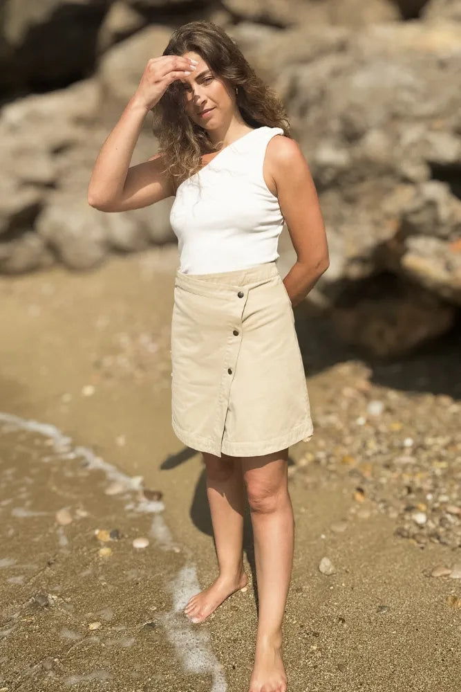 Top nova ecru avec la jupe portefeuille mia beige portés les pieds dans l'eau - Marque DILAA