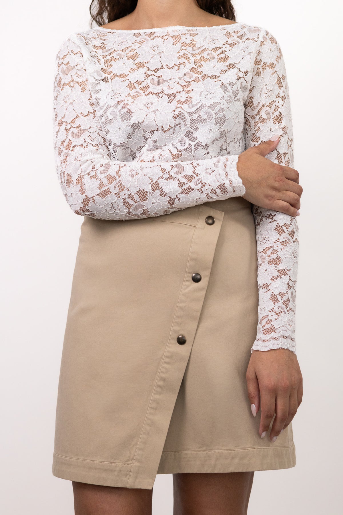 Jupe beige portefeuille mia avec top dentelle eden, de face, collection DILAA