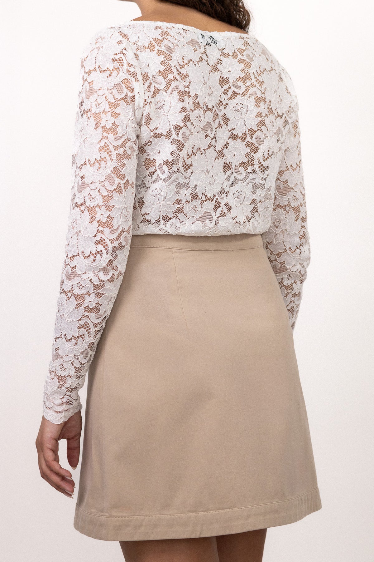 Jupe beige portefeuille mia avec top dentelle eden, de dos, collection DILAA