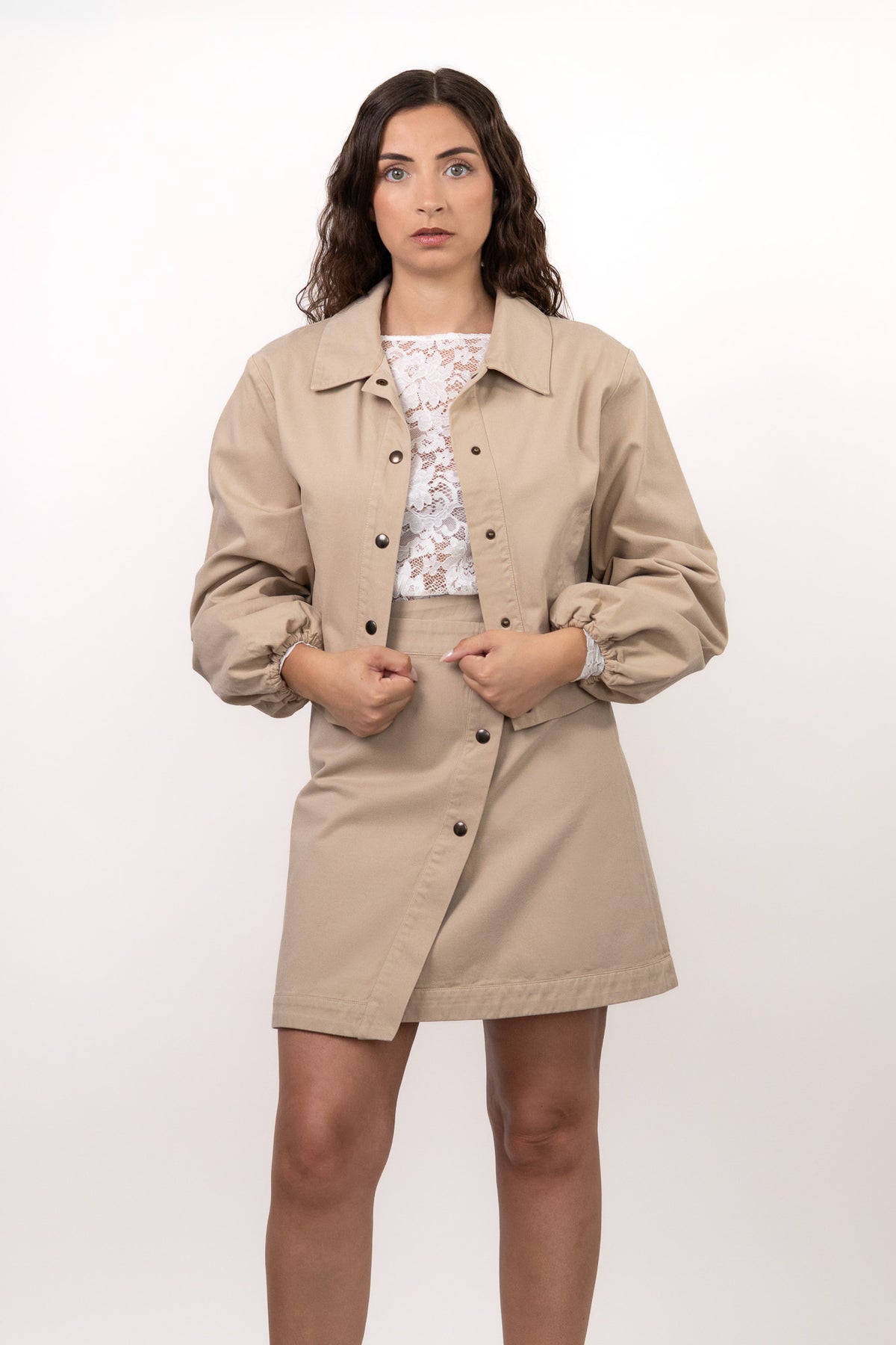 total look jupe beige portefeuille mia avec top dentelle eden et veste beige ivy, collection DILAA