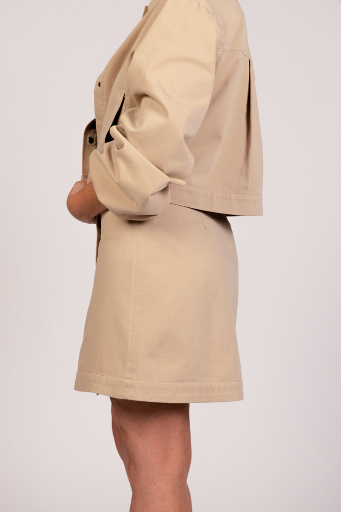 Jupe beige portefeuille mia avec veste droite beige ivy de profil, collection DILAA