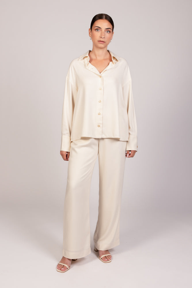 Pantalon écru MILO  fluide, coupe droite et taille élastique, porté avec la chemise   liberty écru assortie – collection été DILAA