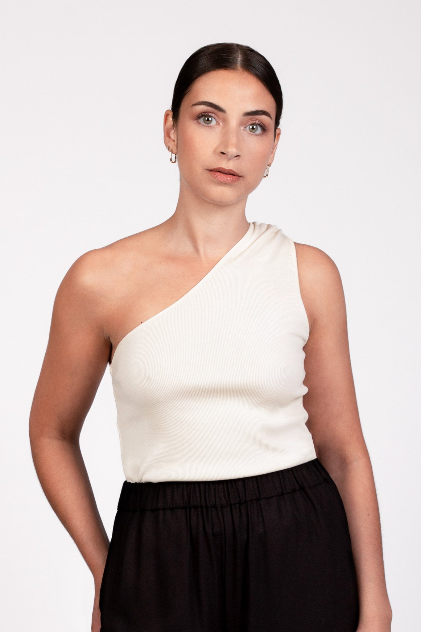 Zoom Face avant du top NOVA écru, coupe asymétrique avec une épaule dégagée en maille côtelée coton - DILAA