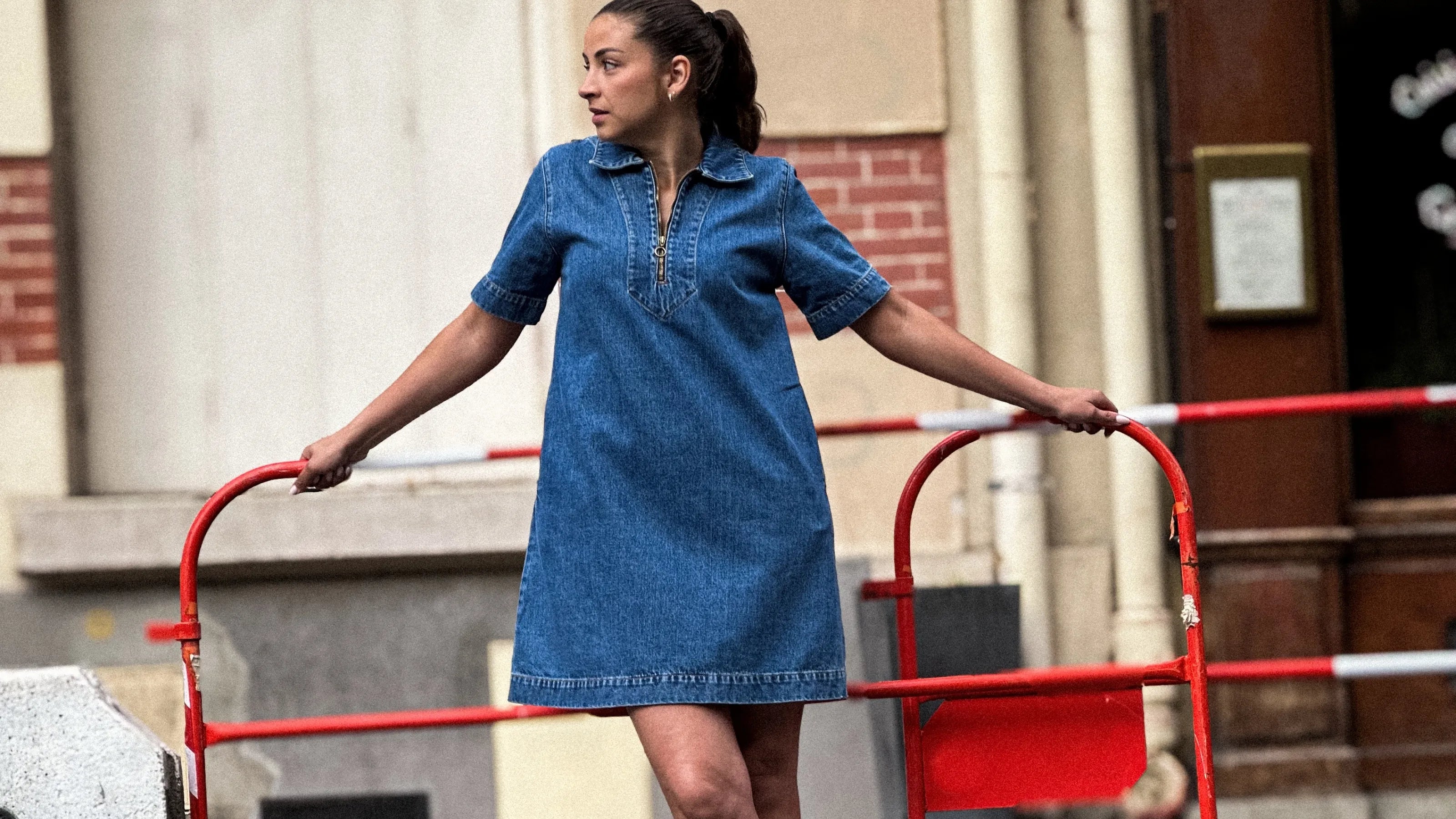 Robe en jean BEKA portée dans la rue - marque DILAA