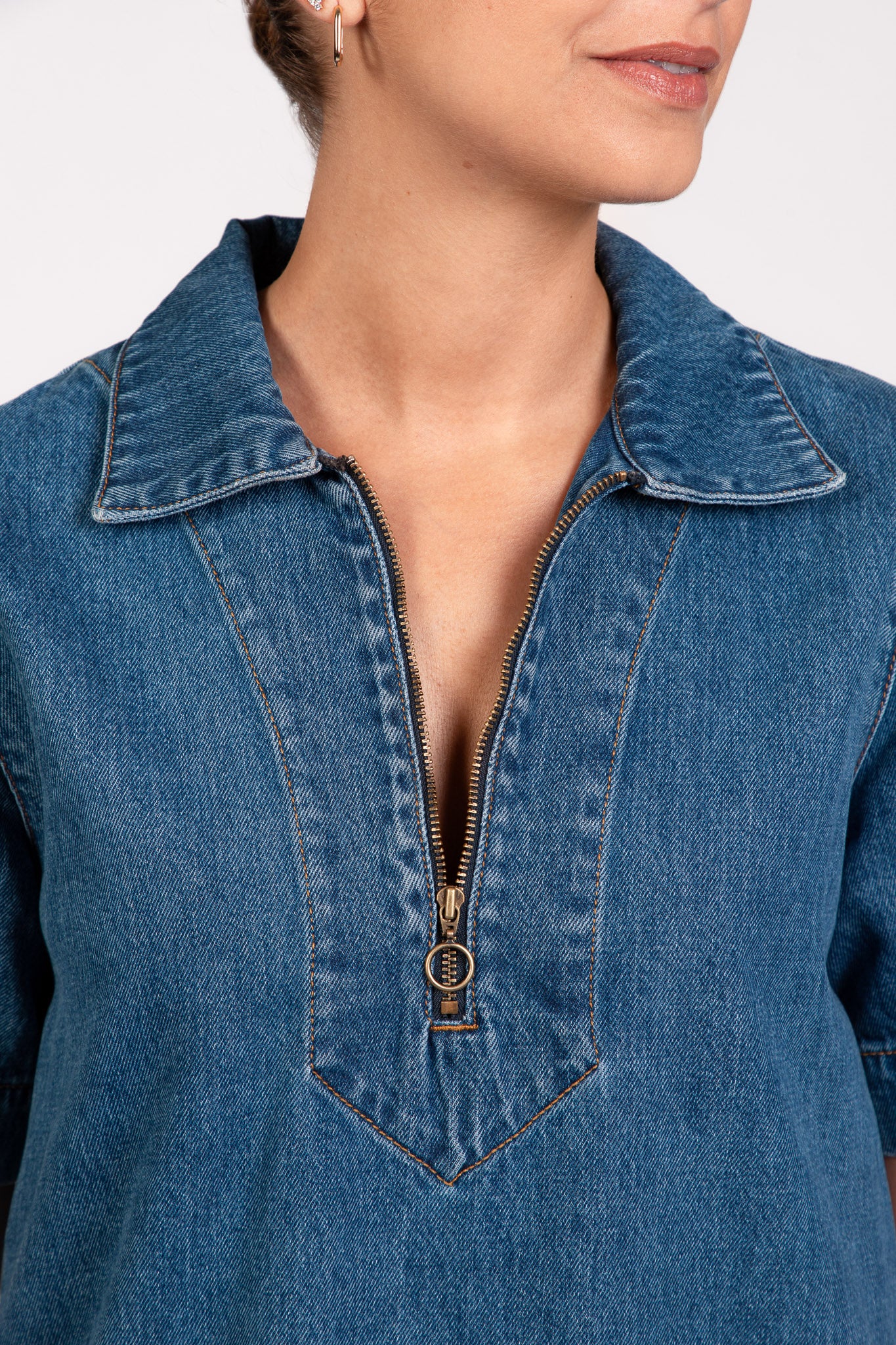Zoom col chemise, détail décolleté ouverture zip de la robe en jean BEKA - DILAA