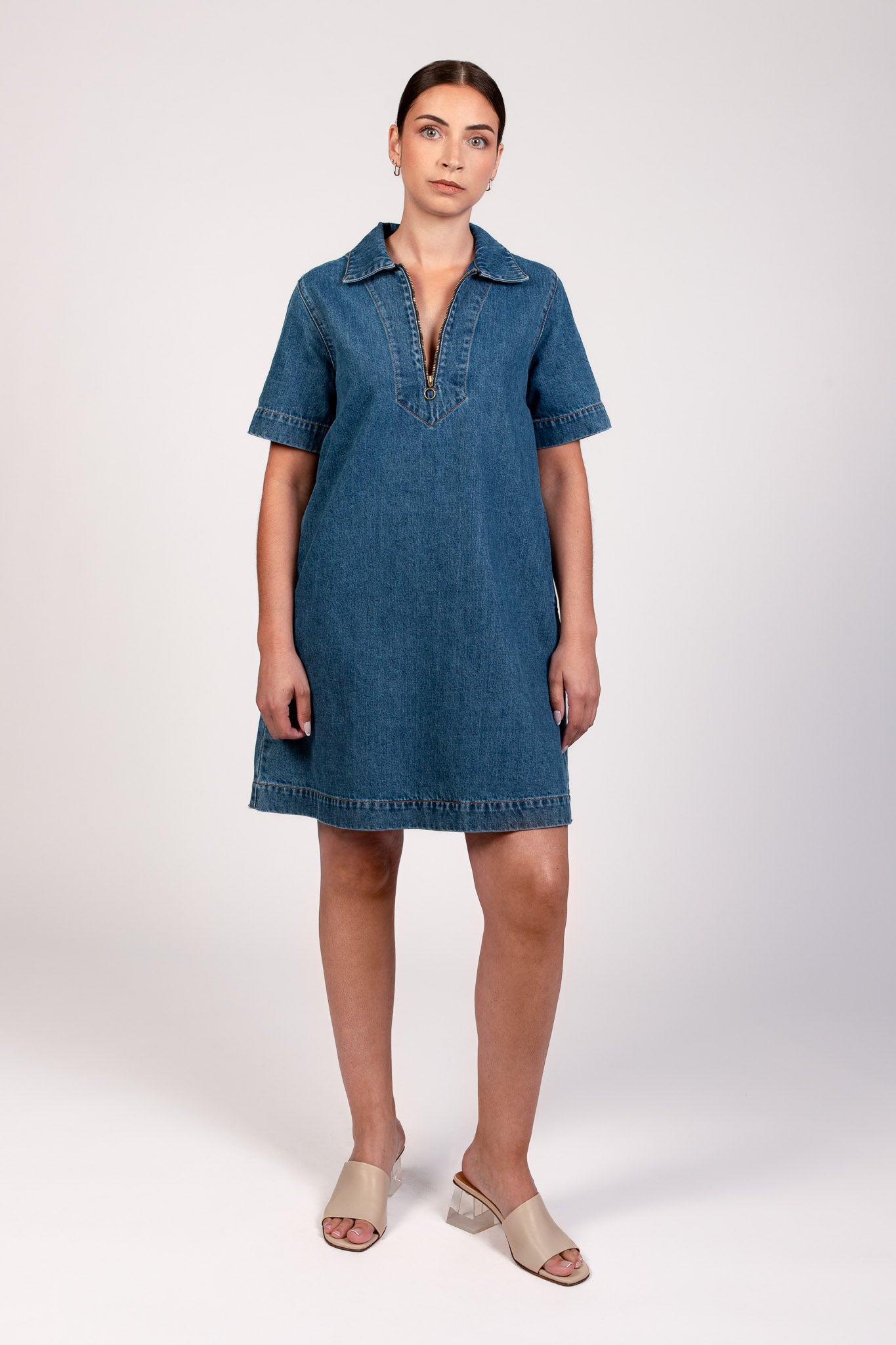 Robe en jean BEKA, manches courtes, col chemise, détail décolleté ouverture zip - DILAA