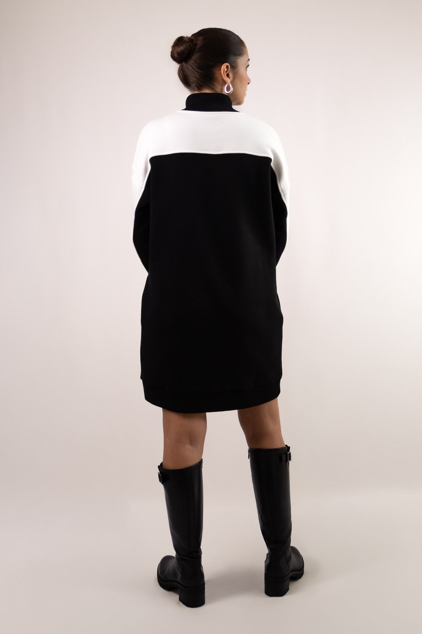 Robe sweat noire et blanc cassé avec col montant à laçage, manches contrastées et coupe droite. vue de dos. Marque DILAA
