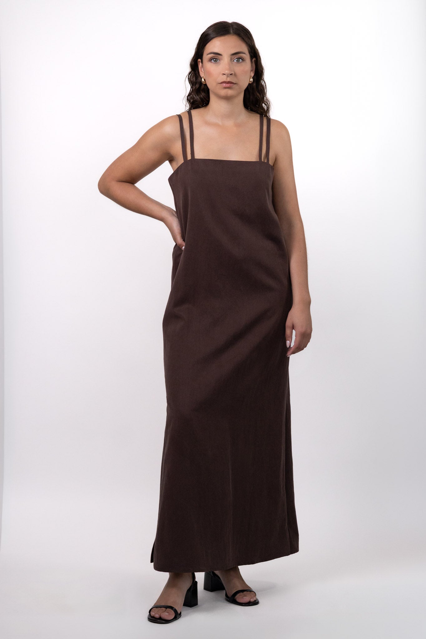 Robe longue fluide marron chocolat DILAA avec dos ouvert et doubles fines bretelles, fabriquée en France.