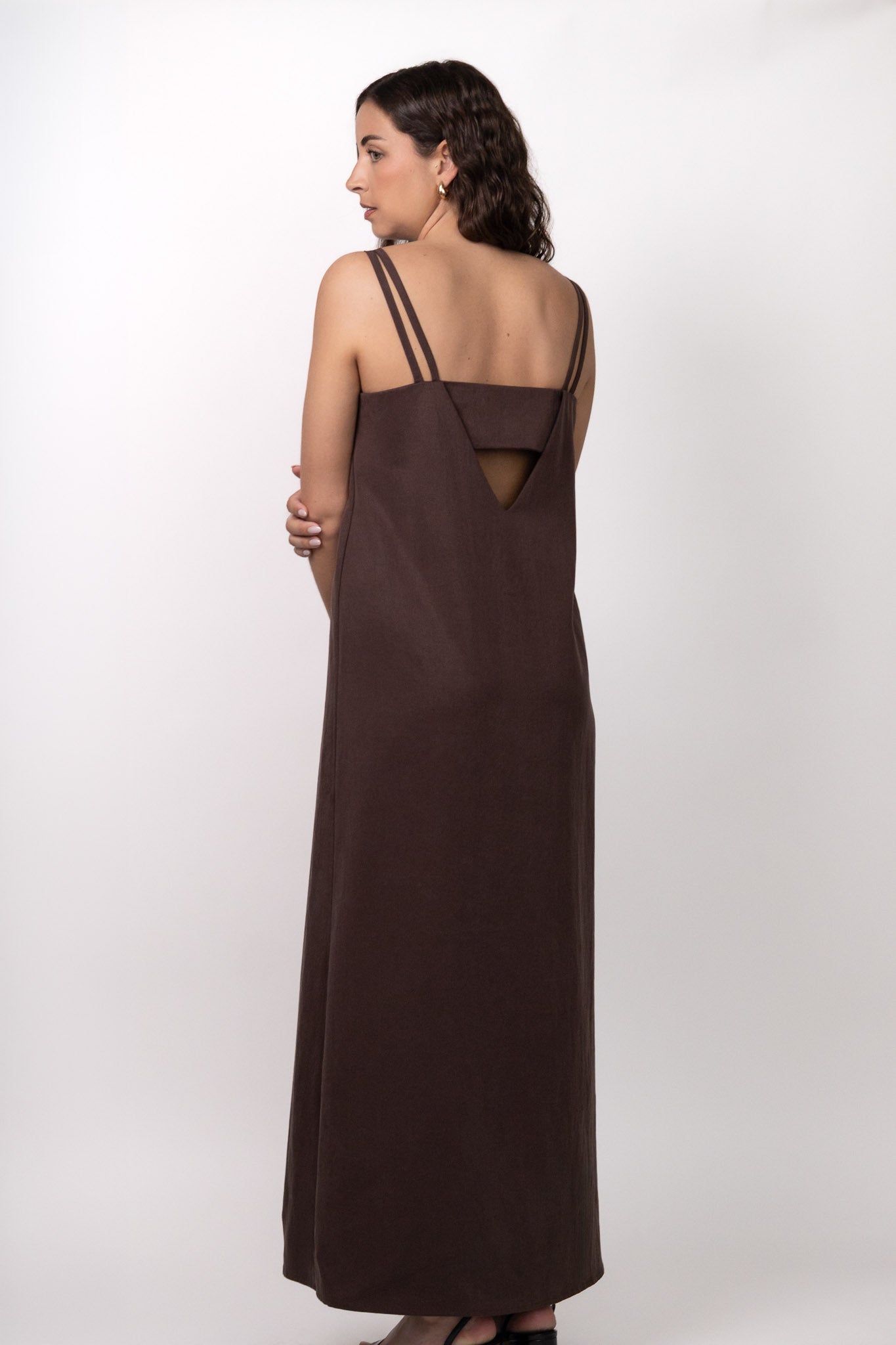 Robe longue fluide marron chocolat DILAA de dos avec dos ouvert et doubles fines bretelles, fabriquée en France.