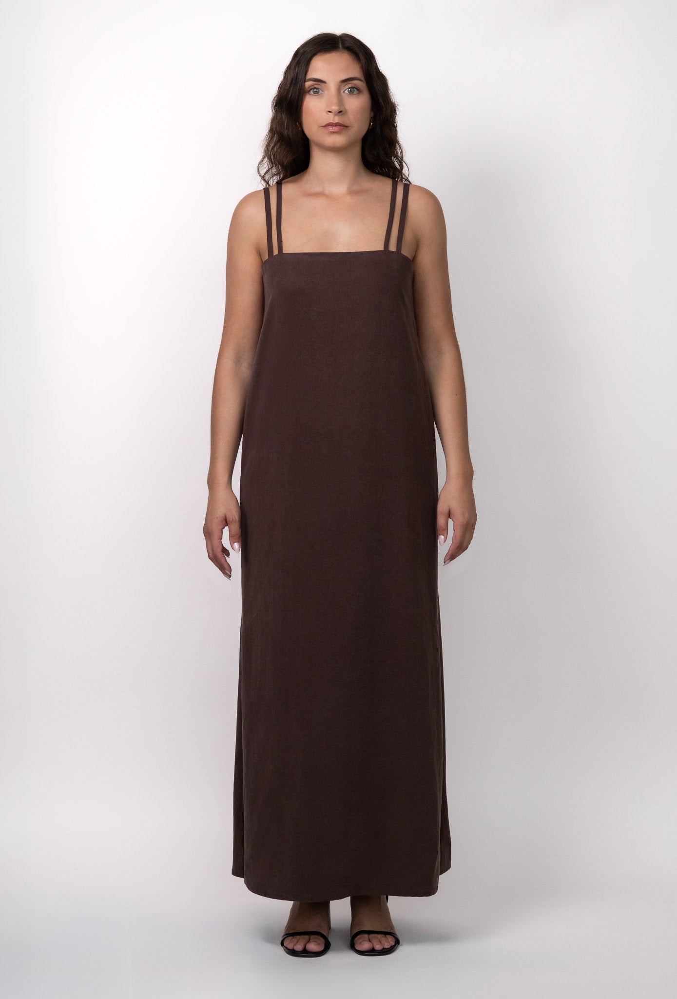 Robe longue fluide marron chocolat DILAA avec dos ouvert et doubles fines bretelles, fabriquée en France.