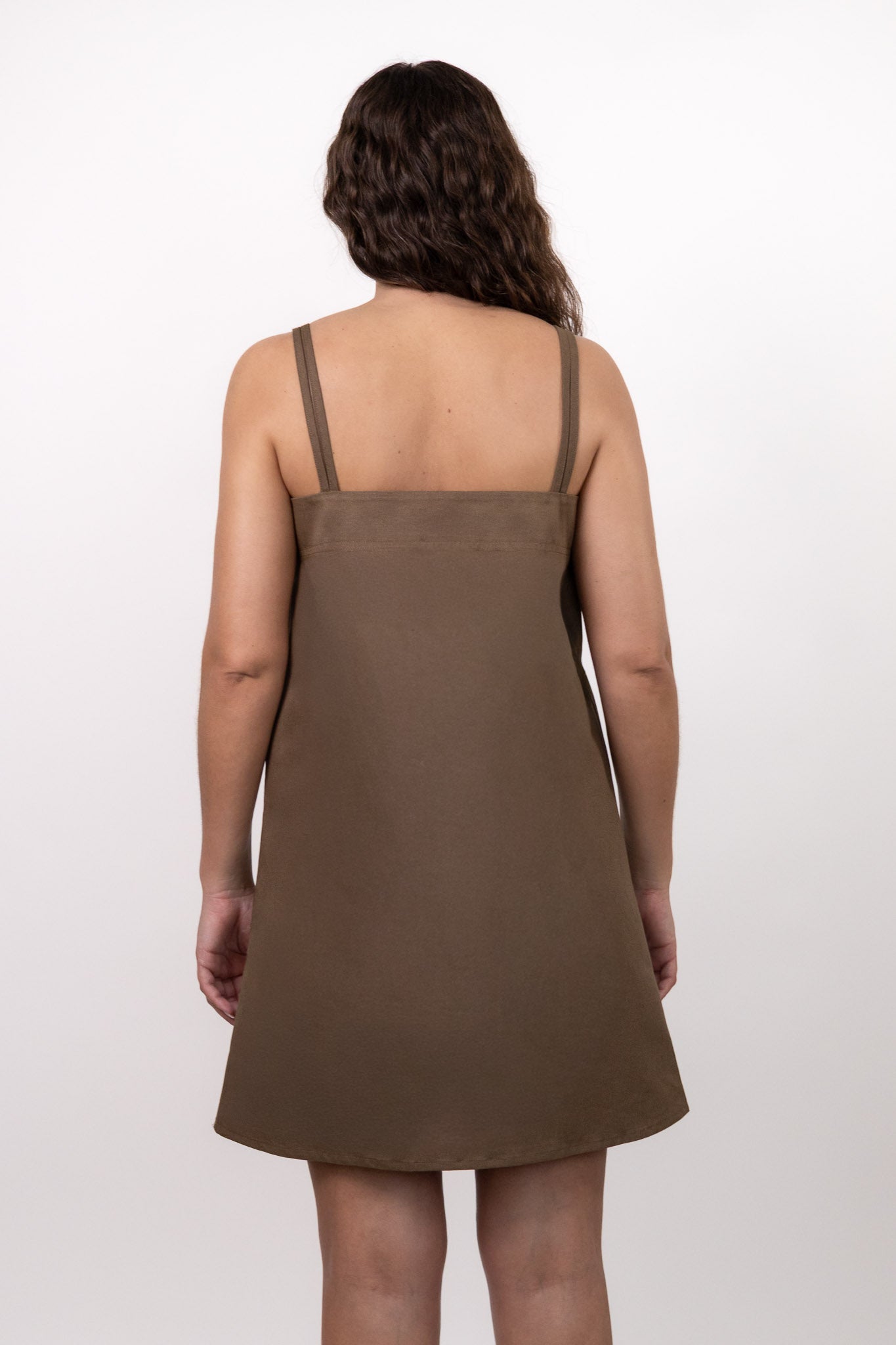 Robe courte kaki DILAA à décolleté carré et fines bretelles, coupe trapèze en mélange lin et coton, fabriquée en France. dos