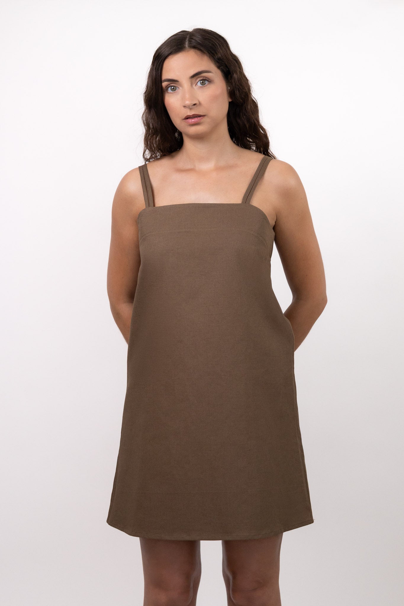 Robe courte kaki DILAA à décolleté carré et fines bretelles, coupe trapèze en mélange lin et coton, fabriquée en France.