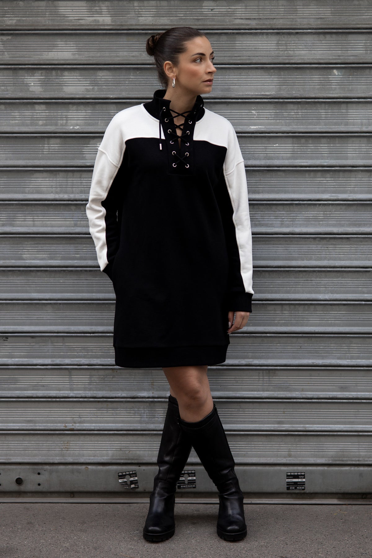 Robe sweat noire et blanc cassé avec col montant à laçage, manches contrastées et coupe droite. Marque DILAA