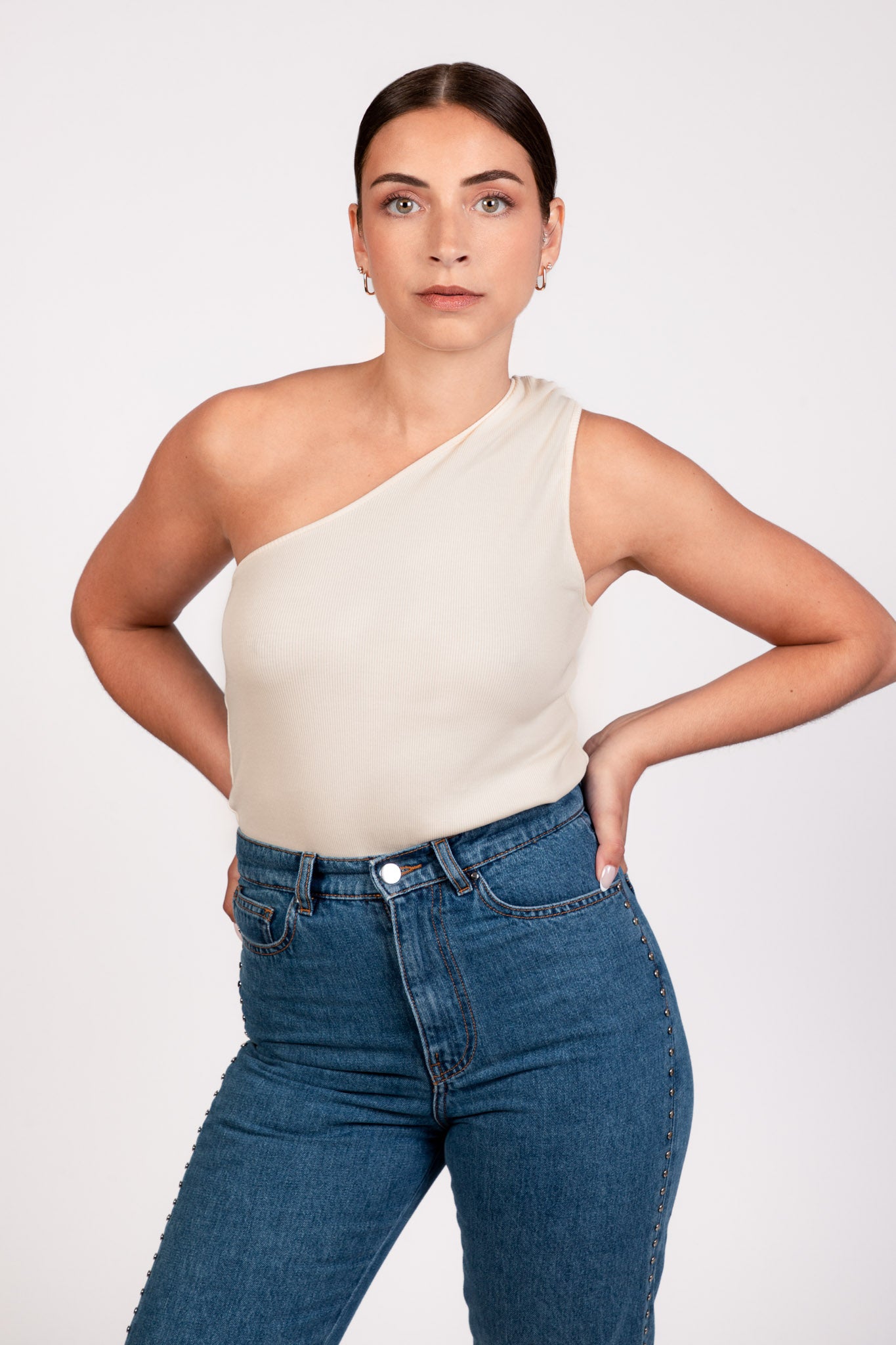 Face avant du top NOVA écru, coupe asymétrique avec une épaule dégagée en maille côtelée coton - DILAA