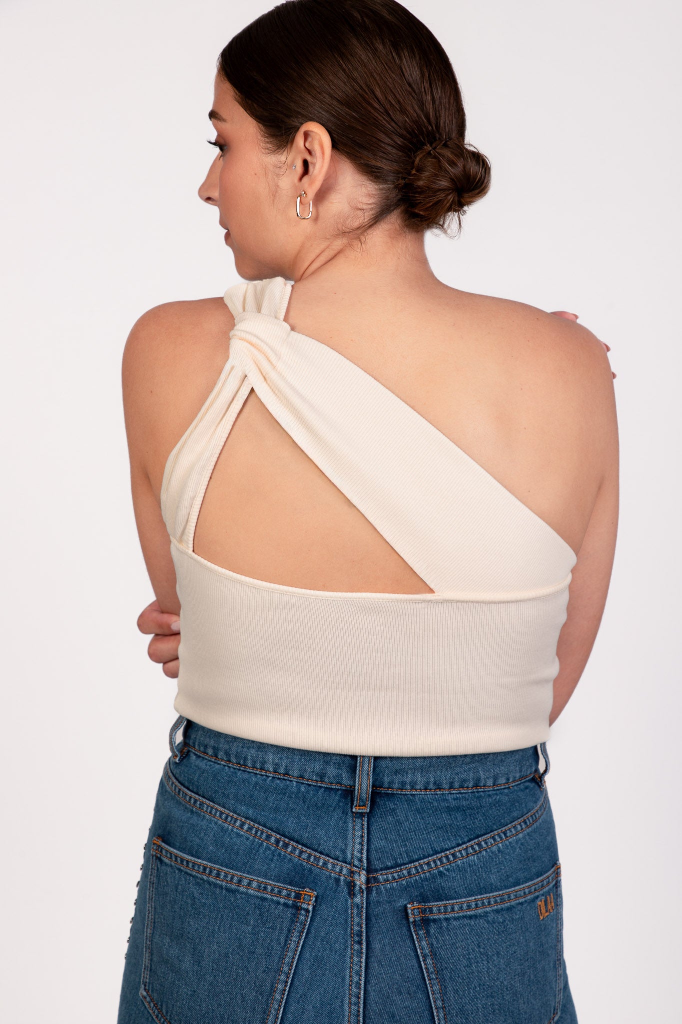 Dos du top NOVA écru, coupe asymétrique avec bretelles nouées dans le dos, en maille côtelée coton - DILAA