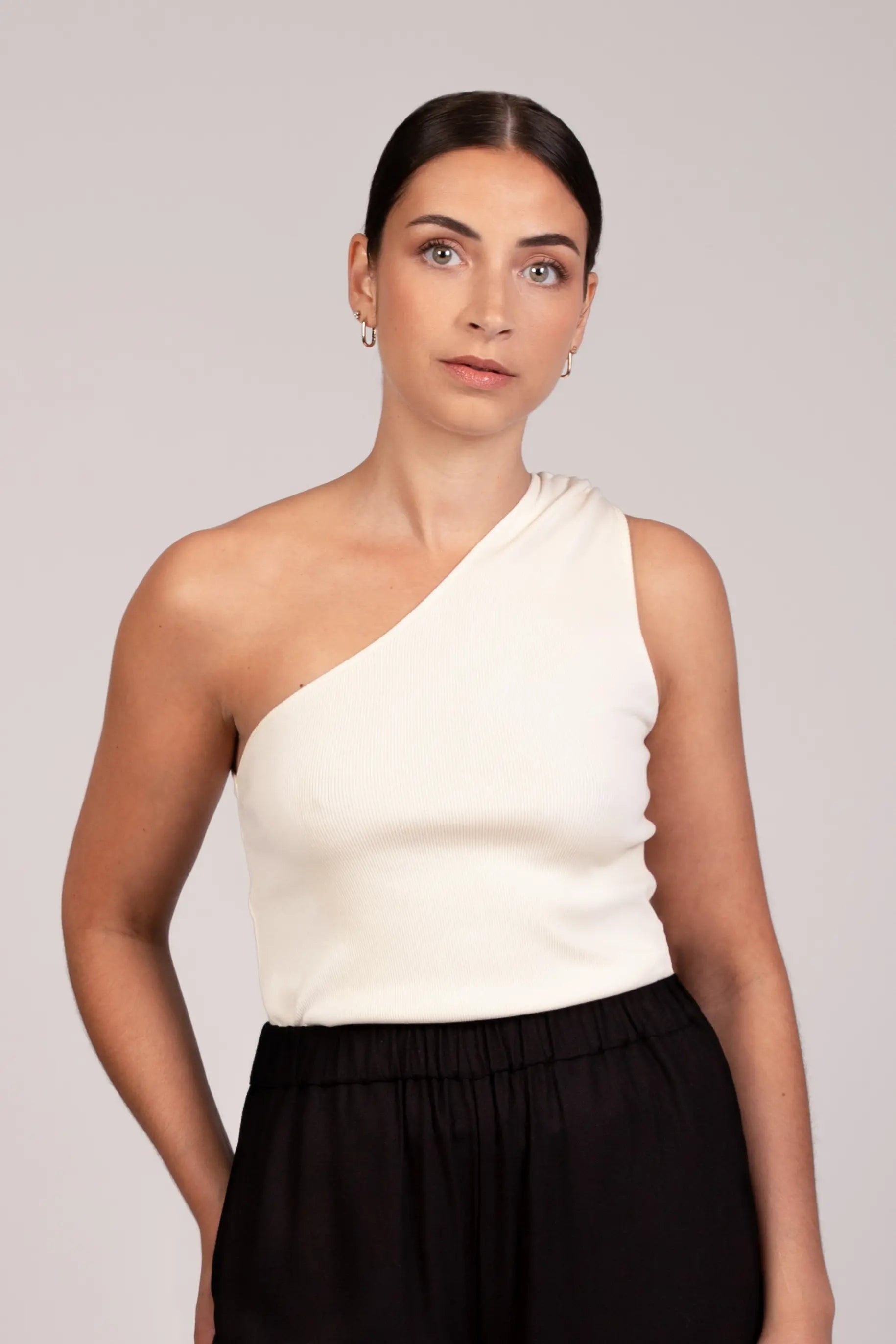 Zoom Face avant du top NOVA écru, coupe asymétrique avec une épaule dégagée en maille côtelée coton - DILAA