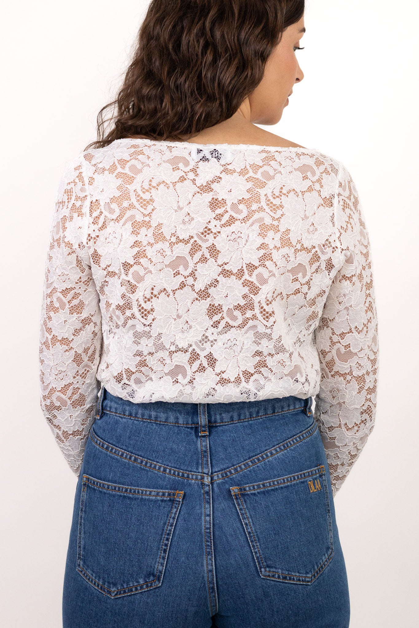 Dos du top blanc EDEN en dentelle florale légère et transparente.