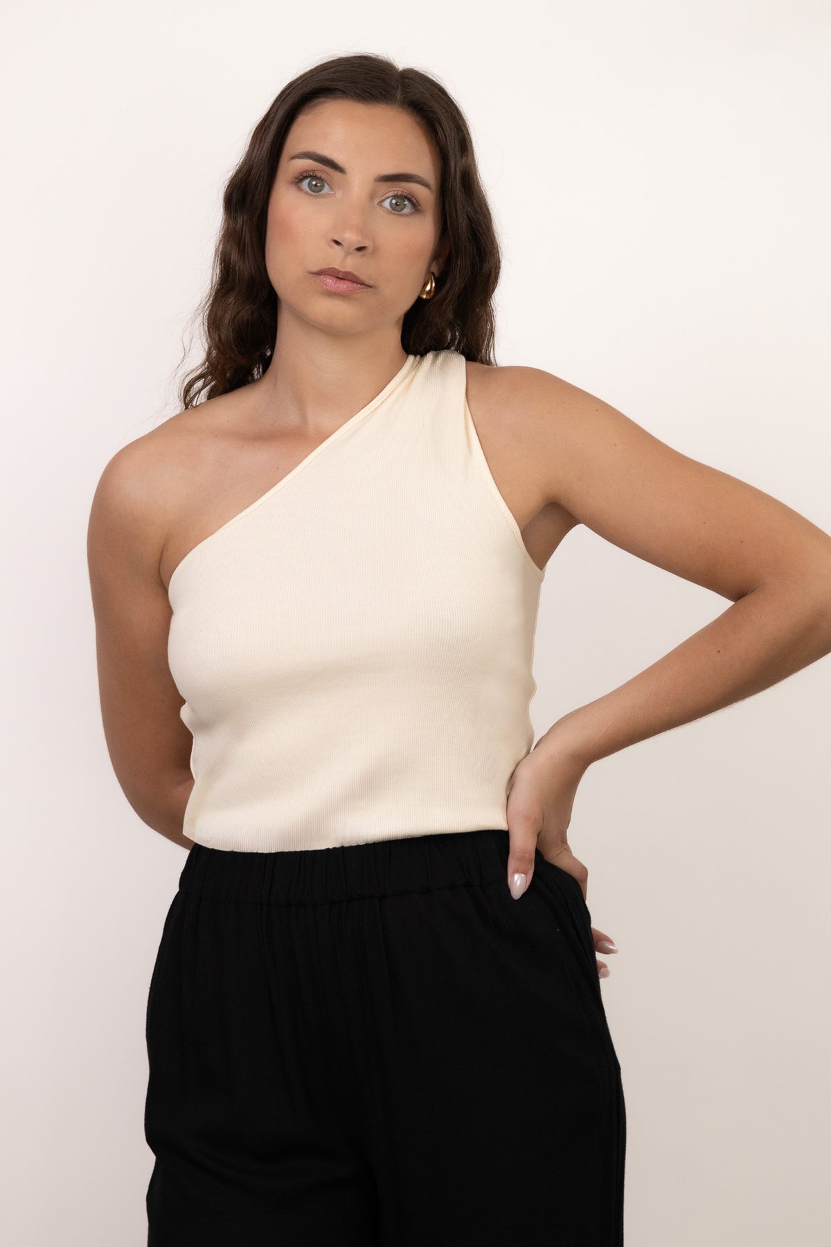 Zoom Face avant du top NOVA écru, coupe asymétrique avec une épaule dégagée en maille côtelée coton - DILAA
