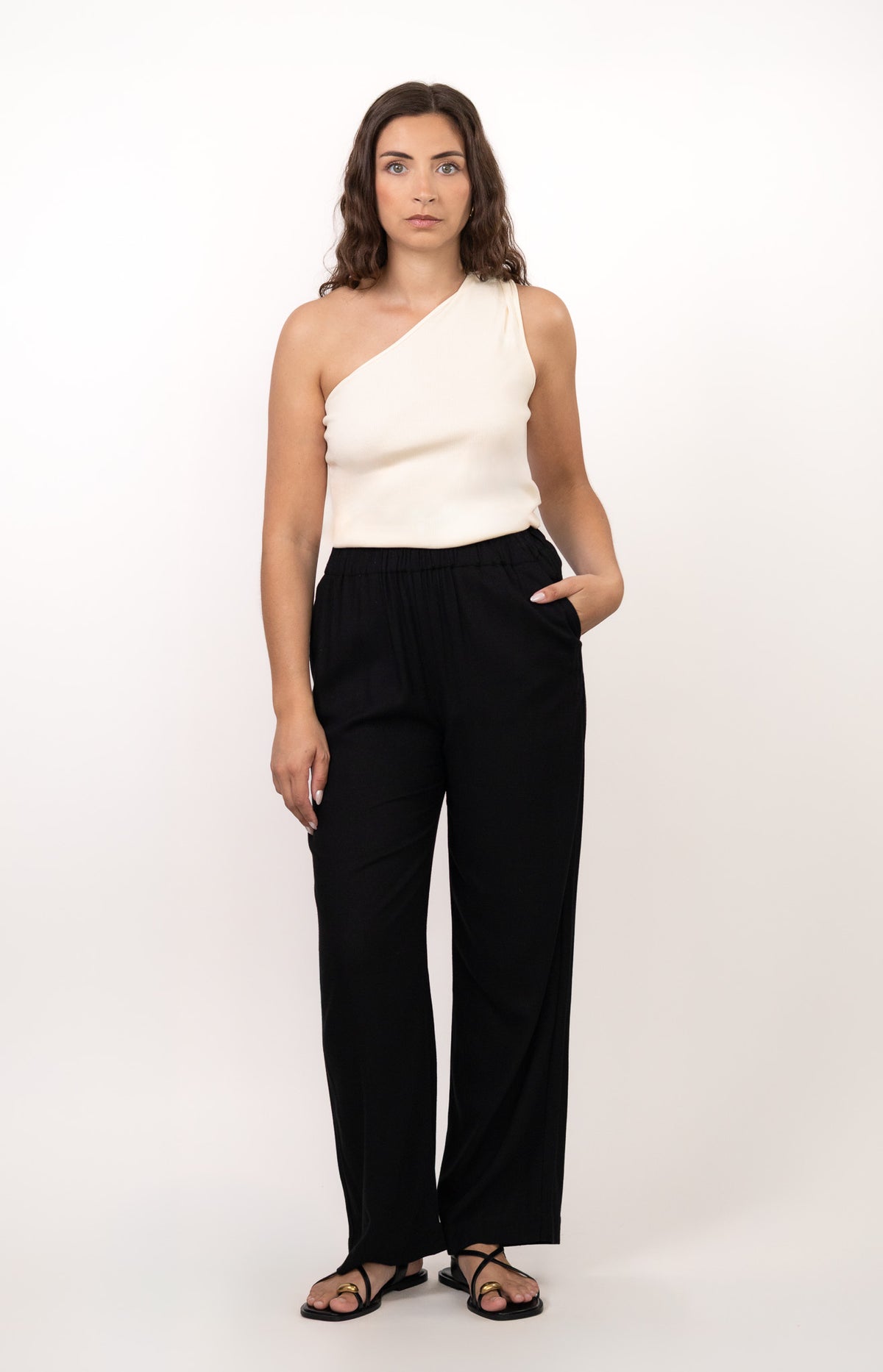 Face avant du top NOVA écru, porté avec le pantalon milo - DILAA