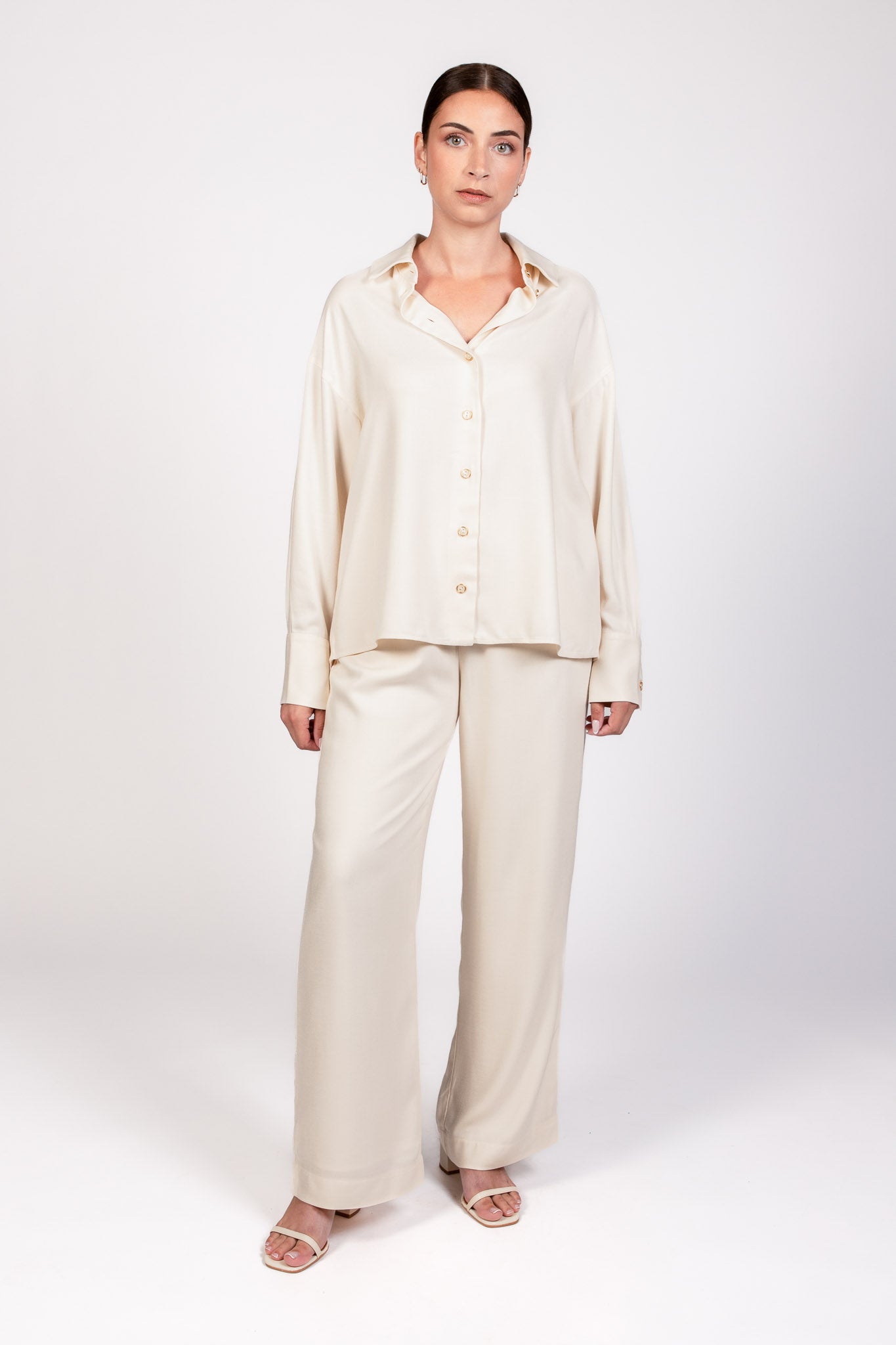 Pantalon écru MILO  fluide, coupe droite et taille élastique, porté avec la chemise   liberty écru assortie – collection été DILAA