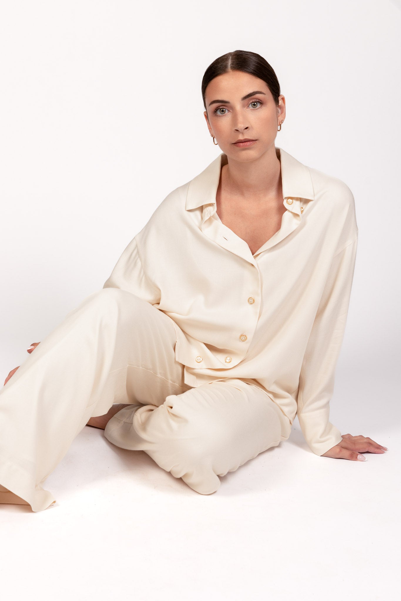 Total look chemise liberty écrue avec pantalon milo écru - collection DILAA