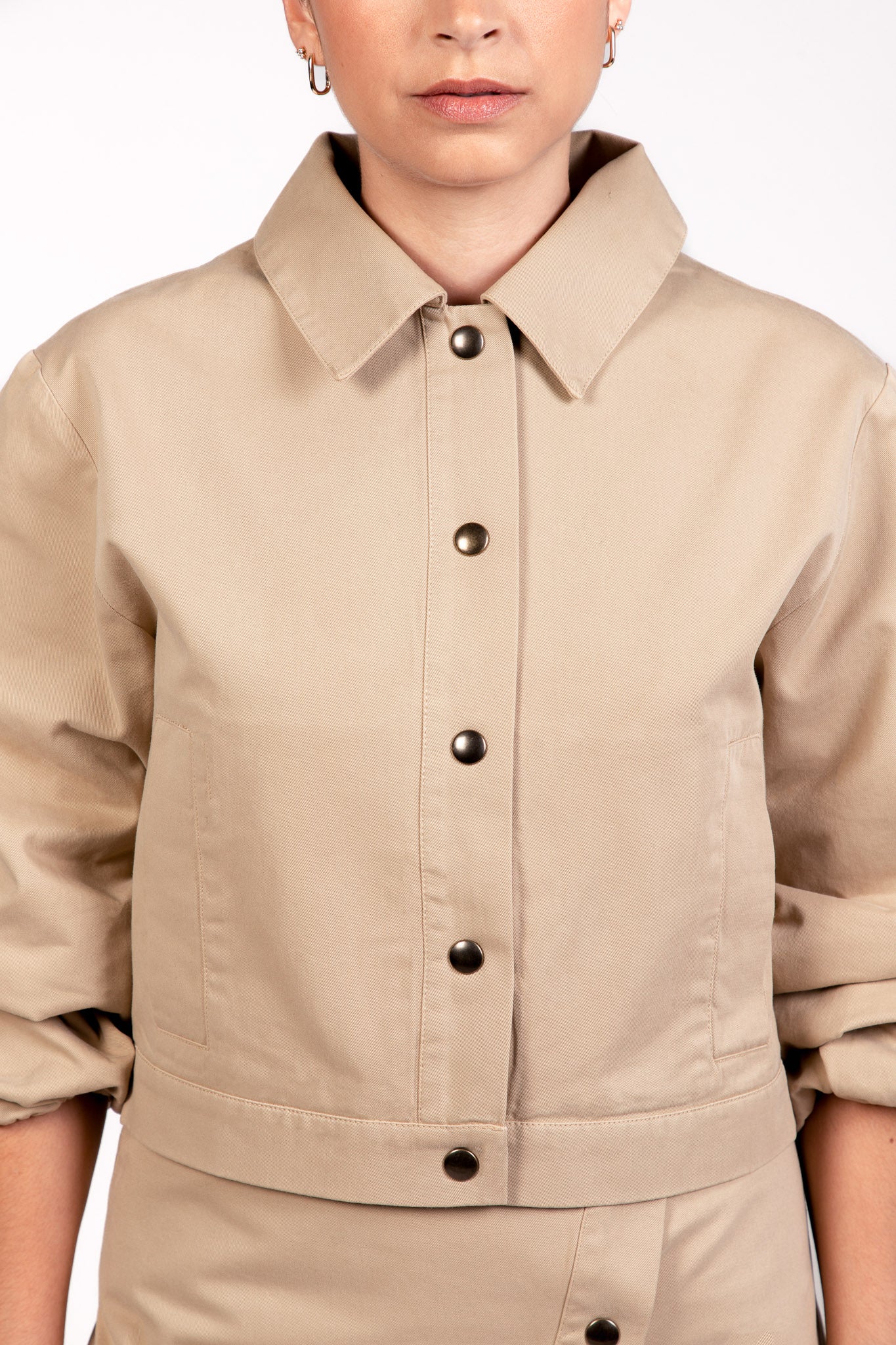 Zoom Veste beige IVY en coton, coupe droite, manches effet bombers portée,  fermeture avec bouton à pression - DILAA