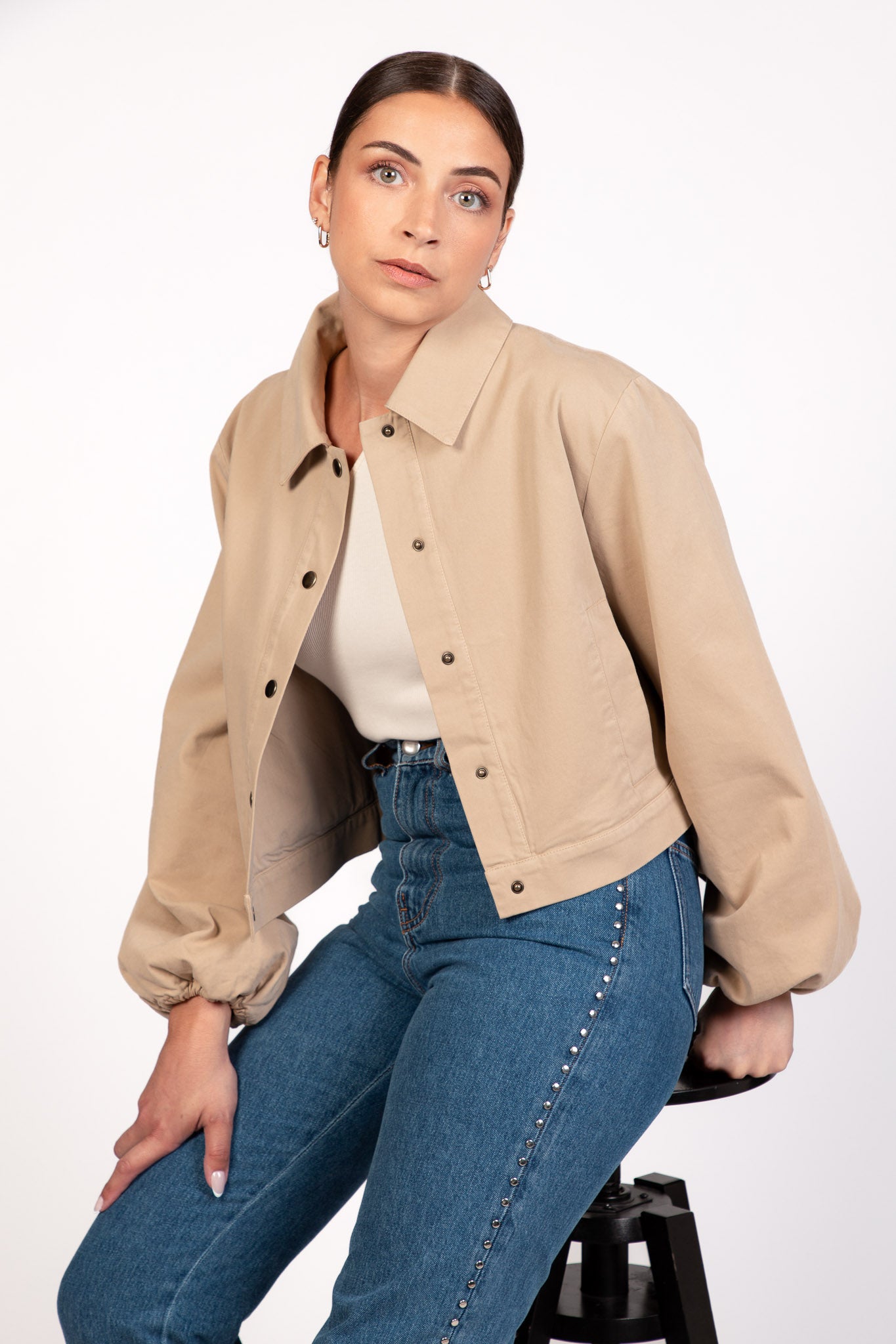 Veste beige IVY en coton, coupe droite, manches effet bombers portée,  fermeture avec bouton à pression portée avec le jean PAT - DILAA