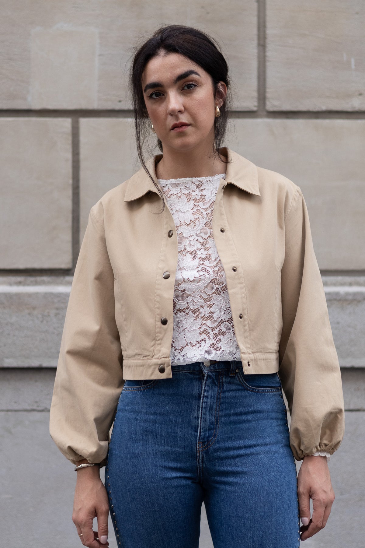 veste ivy beige ouverte, portée avec le top en dentelle EDEN